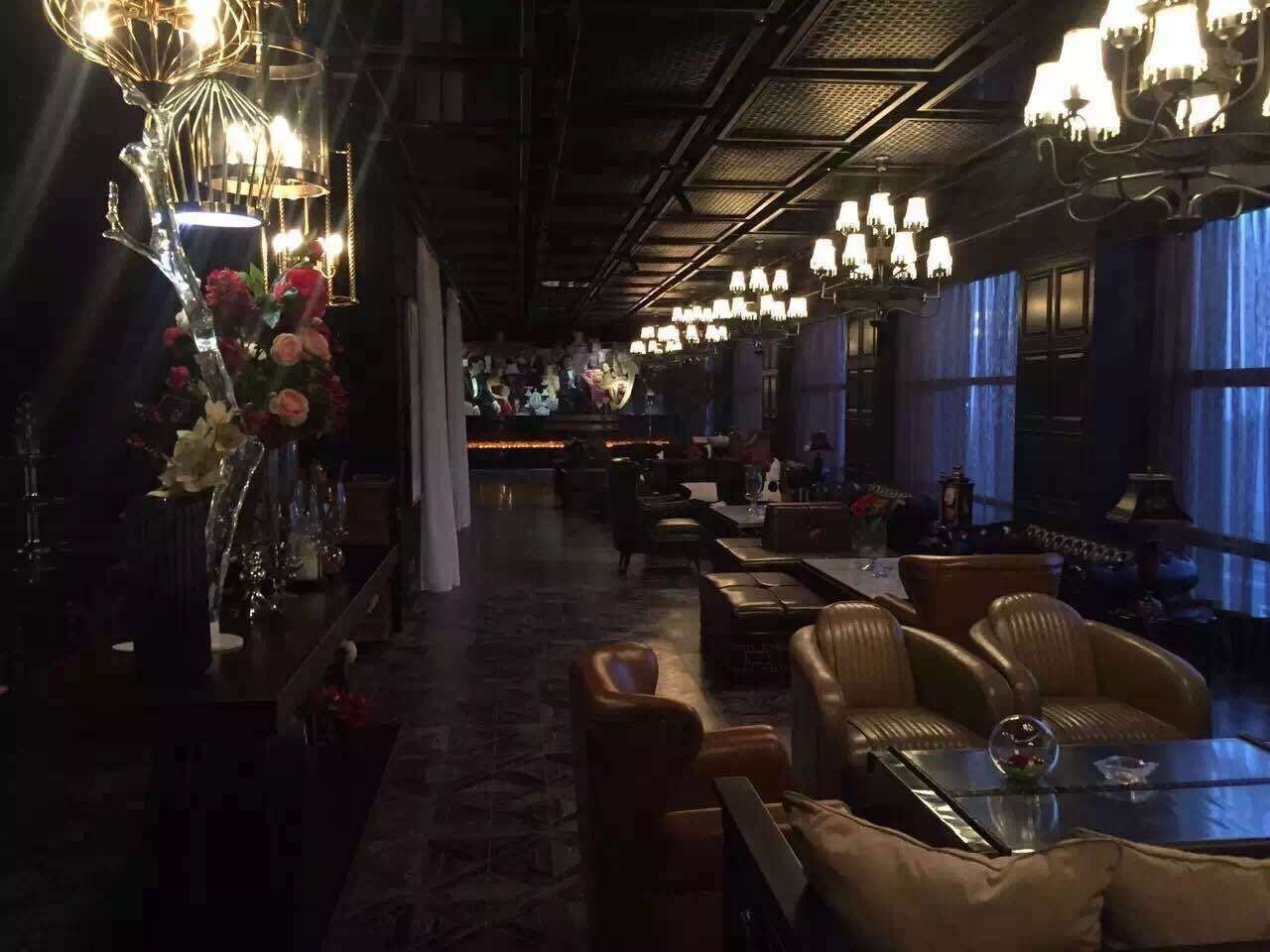室内酒廊 · 吊灯层次