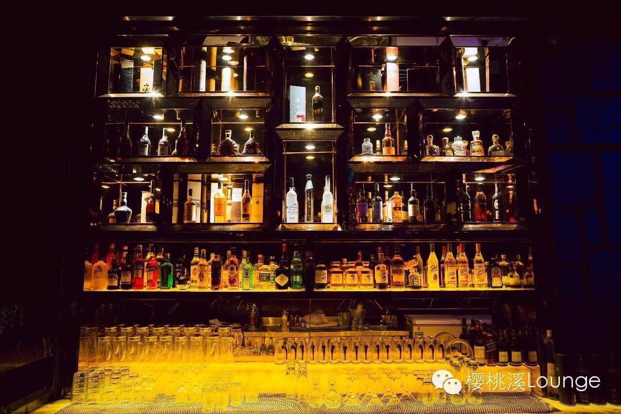吧台陈列与暖光