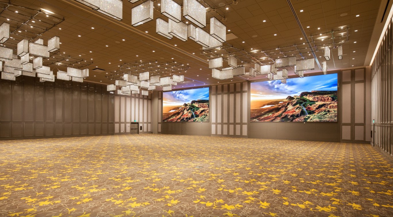 洛杉矶圣盖博喜来登酒店宴会空间的几何灯阵